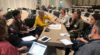 Un groupe de personne travaille ensemble autour d'une table