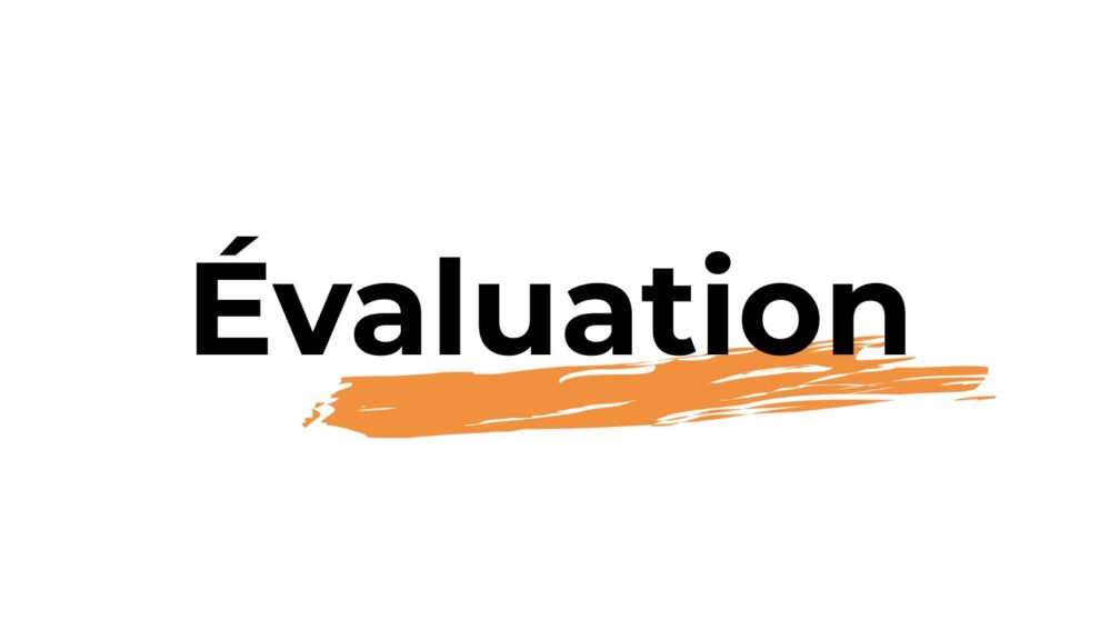 Mot "Évaluation" écrits en noir sur fond blanc