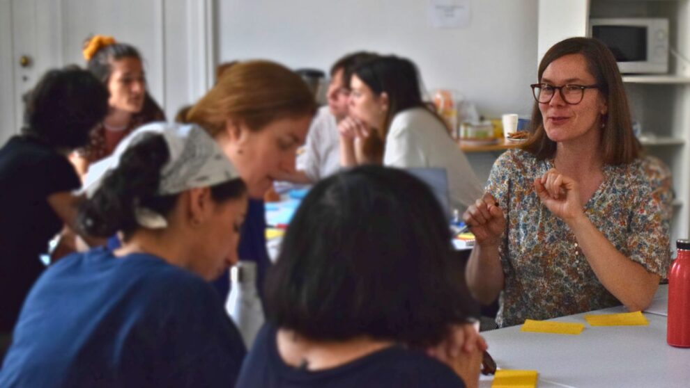 Un groupe d'adultes discute et travaille autour d'une table