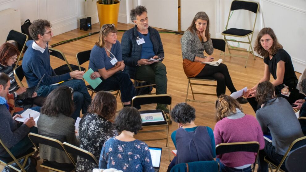 Un groupe d'adultes assis en cercle discute