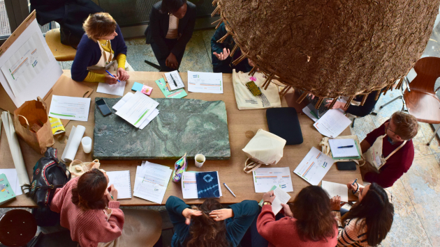 Un groupe d'adultes travaille ensemble autour d'une table