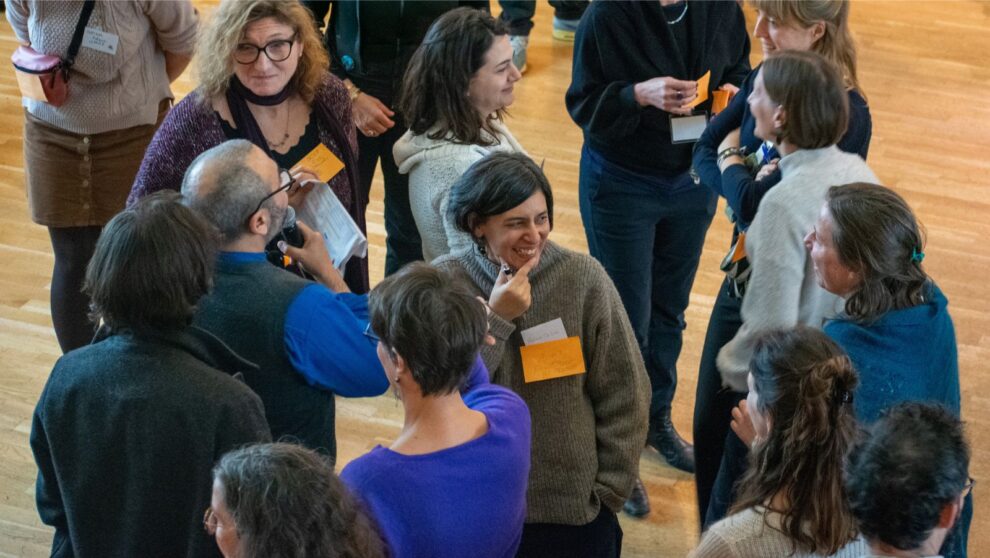 Un groupe d'adultes participe à une activité interactive, en intérieur