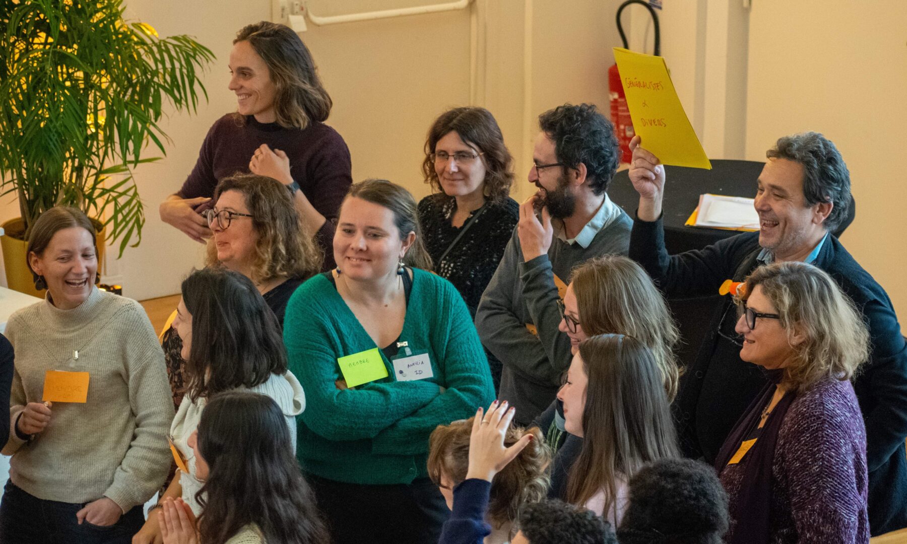 Groupe d'adultes participant à une activité interactive avec des cartes