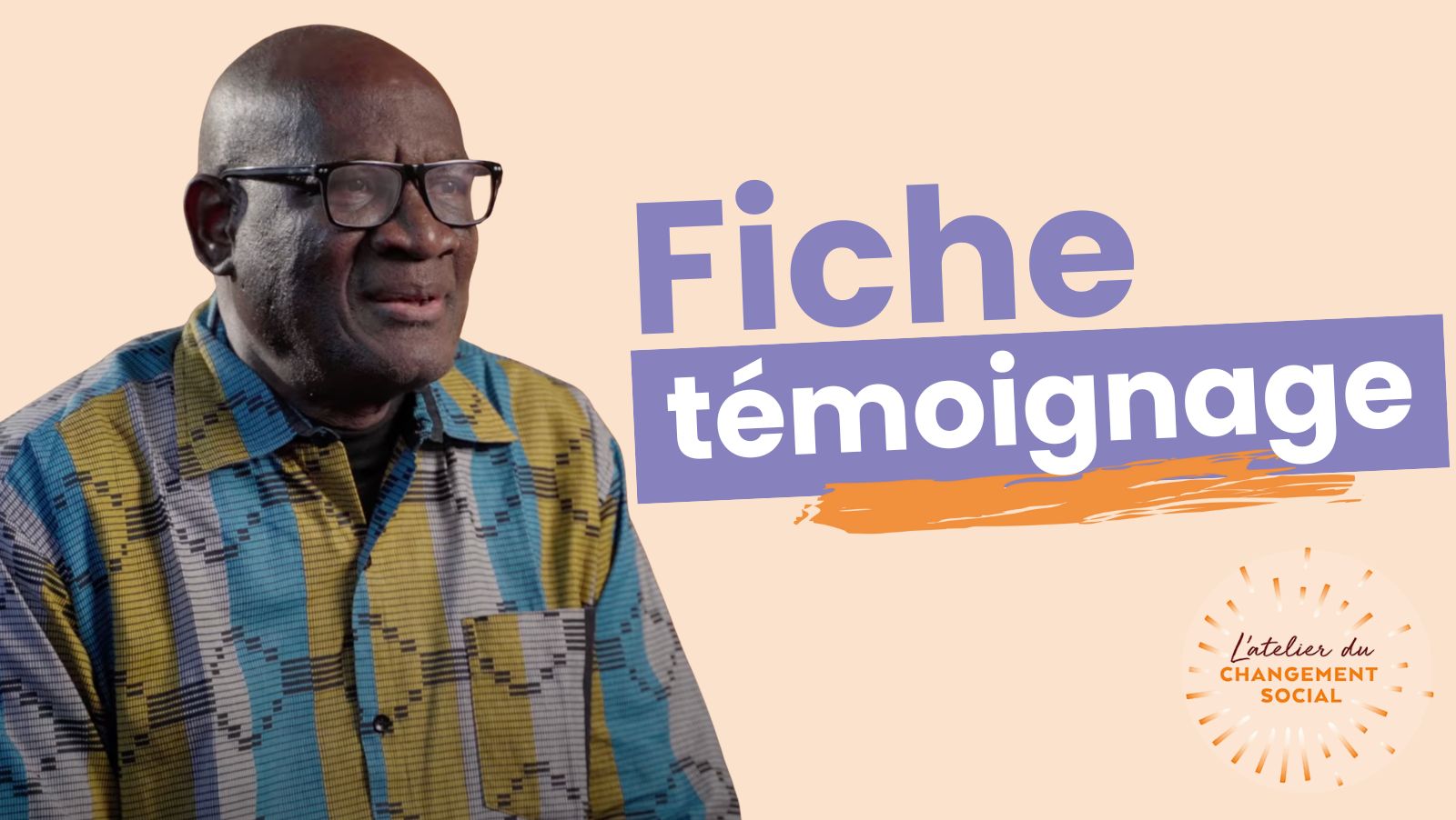 Le texte "Fiche témoignage" en violet sur fond beige, à côté d'un adulte qui parle face caméra