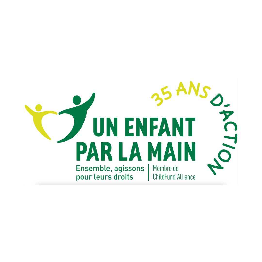 Logo un enfant par la main