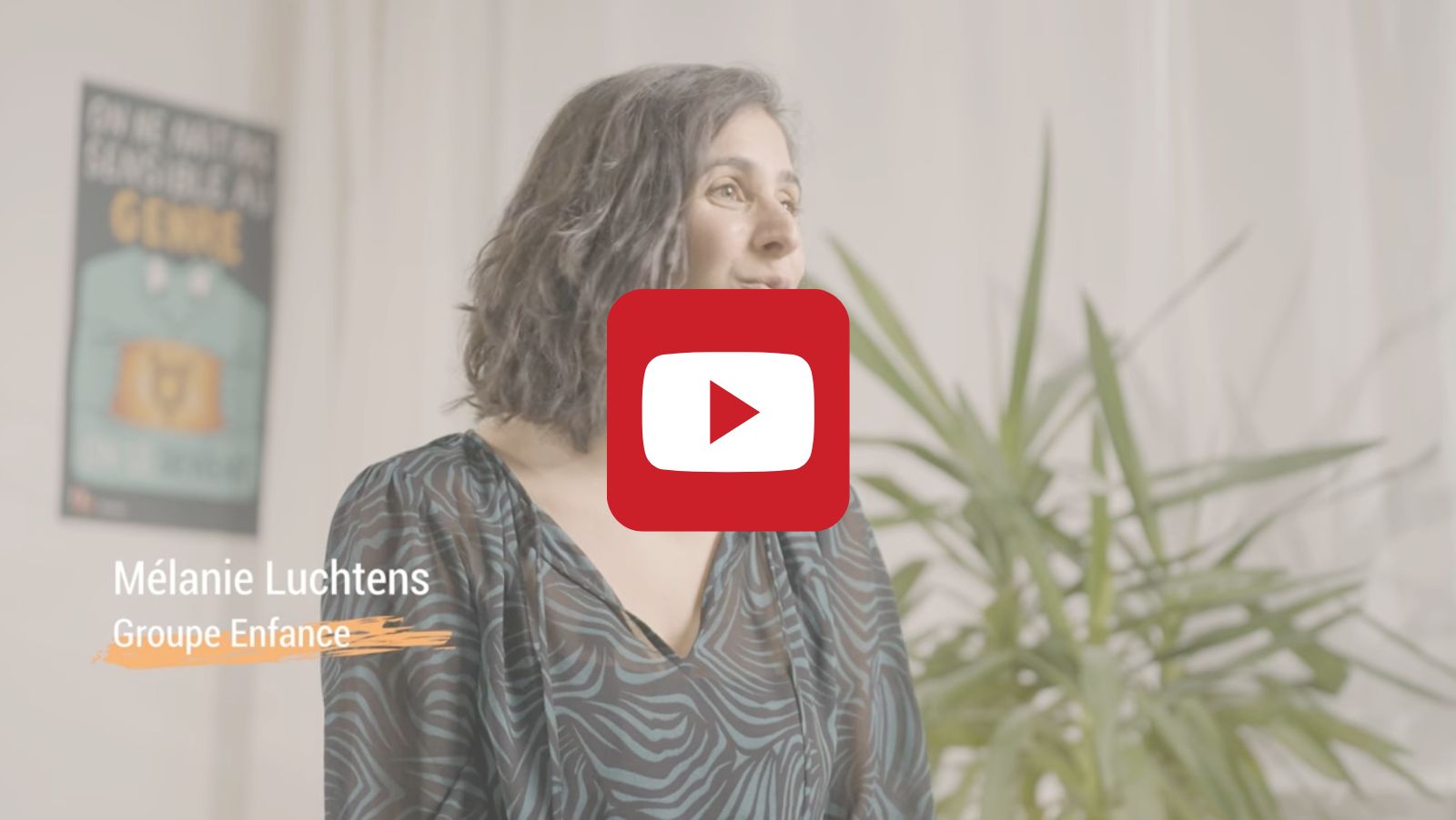 Screenshot issue d'une vidéo où on voit une interlocutrice face caméra parler