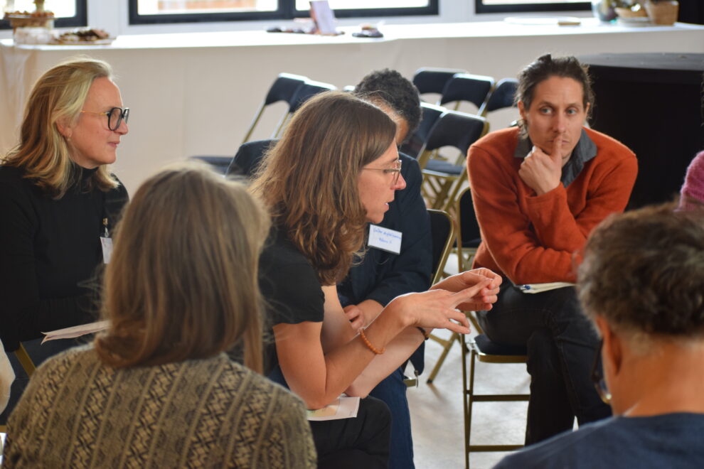 Personne prenant la parole devant un groupe