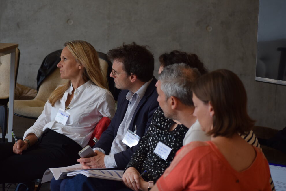 Groupe de cinq personnes regardant dans la même direction