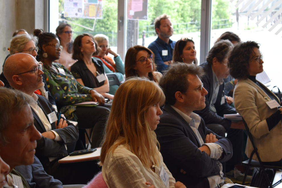 Groupe d'adultes assis regardant vers la même direction écoutant