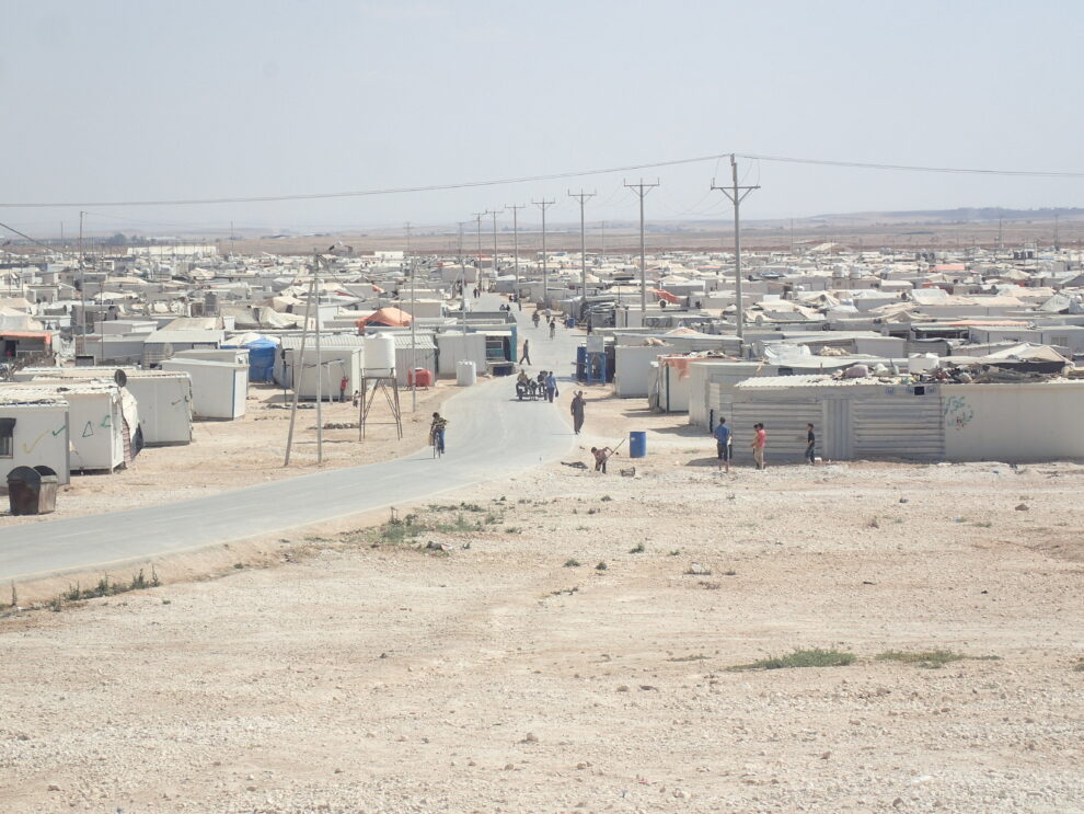 Zone humanitaire, avec terrain vague et zone d'habitations