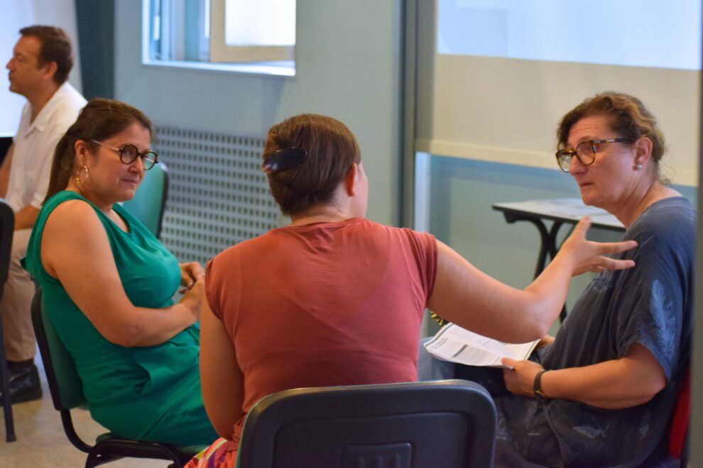 Un groupe de trois personnes discutant ensemble