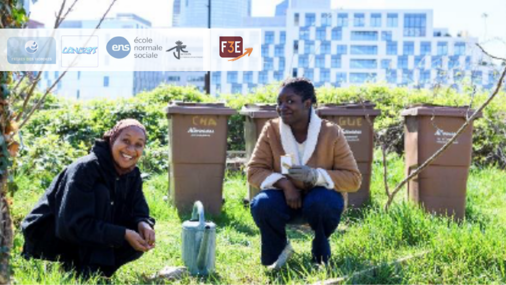 Groupe de deux femmes qui sourient