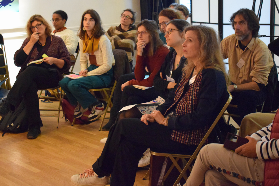 Groupe de personnes regardant dans la même direction