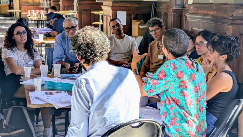Un groupe d'adultes parle et échange ensemble