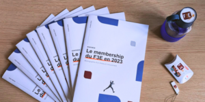 Des brochures intitulées 'le membership du F3E' sont étalées sur une table