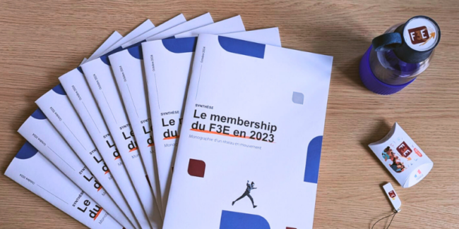 Des brochures intitulées 'le membership du F3E' sont étalées sur une table