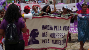 Femmes manifestant et portant des banderoles