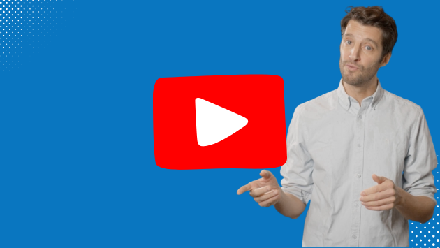 Une personne debout, parle sur un fond bleu. Un bouton 'play' YouTube sur le devant
